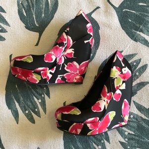 Worn once. In great condition. Size 7